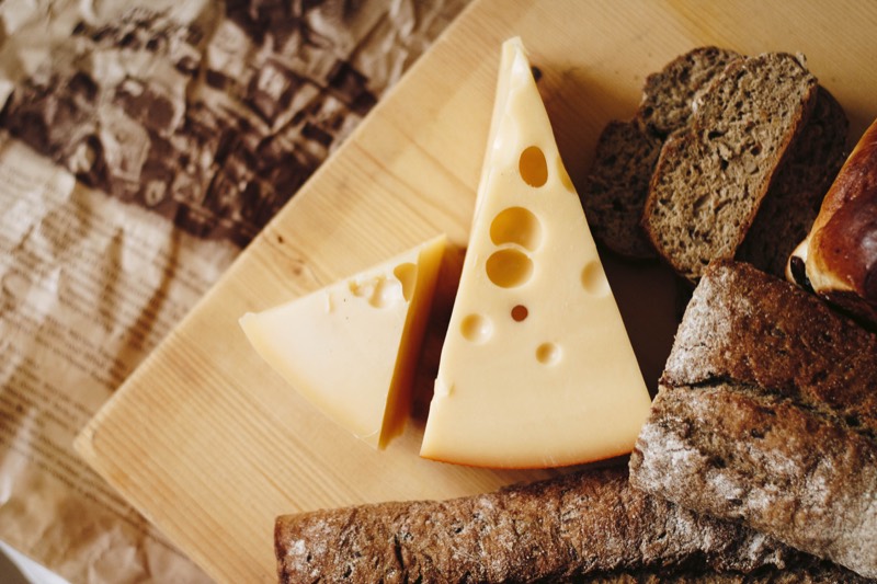 Käse und Brot auf einem Holzbrett